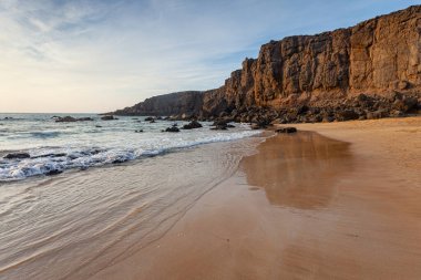 Kayalıkları ve denizi olan güzel sahil
