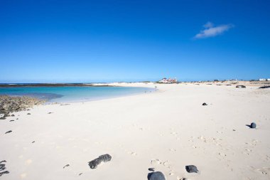 Deniz manzaralı güzel bir sahil.