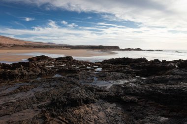 Fuerteventura eyaletinin kuzeyindeki kumsalın güzel manzarası
