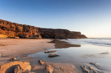 Deniz kıyısının güzel manzarası