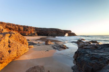 Gün batımındaki güzel sahil manzarası