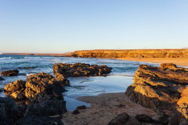 Deniz kıyısının güzel manzarası