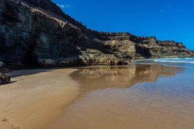 Mavi gökyüzü olan güzel sahil
