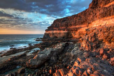 Denizin üzerinde güzel bir gün batımı