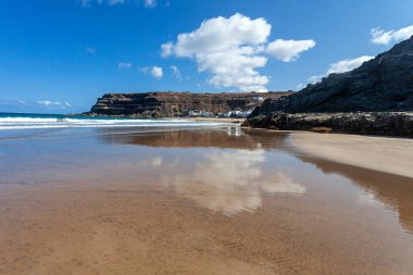 Fuerteventura 'nın kuzeyinde güzel bir sahil manzarası var.