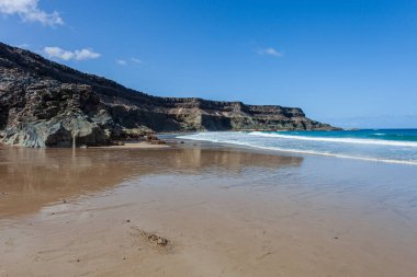 Mavi gökyüzü olan güzel sahil