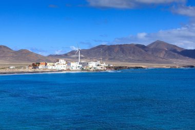 Arka planda deniz manzarası ve plaj.