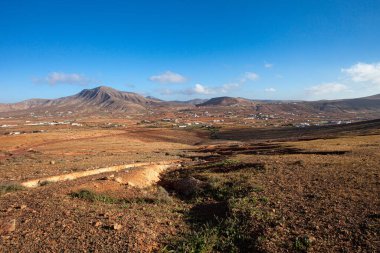 Kafkas devleti adasının vadisinin dağlarının güzel manzarası.