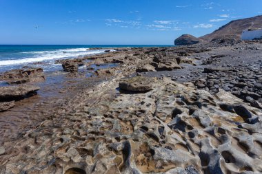 Güneşli bir günde İsrail 'in kuzeyindeki Akdeniz sahilinin güzel bir manzarası.