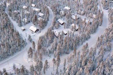 Finlandiya 'nın Rovaniemi yakınlarındaki Laponya ormanlarındaki evlerin hava manzarası. Tipik bitiş kış manzarası