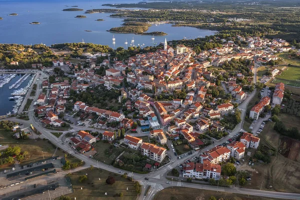 Hırvatistan 'ın İstrian kıyısındaki Vrsar (Orsera) kasabasına güneş doğarken hava manzarası.