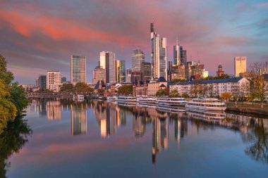 Frankfurt am Main, Almanya - 17 Ekim 2022: Tarihi ve çağdaş mimarinin buluştuğu yer olan Frankfurt am Main 'deki modern binaların güzel manzarası.