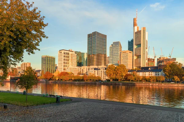 フランクフルト マイン ドイツ 2022年10月17日 歴史的 現代的な建築が出会うフランクフルト市内の近代的な建物への美しい眺め — ストック写真