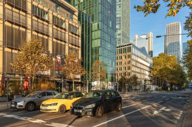 Frankfurt am Main, Almanya - 17 Ekim 2022: Frankfurt am Main caddeleri, Almanya 'da modern ve tarihi mimarinin buluştuğu güzel şehir.