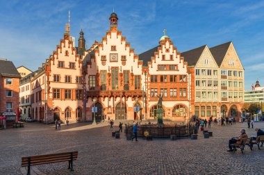 Frankfurt am Main, Almanya - 17 Ekim 2022: Frankfurt am Main caddeleri, Almanya 'da modern ve tarihi mimarinin buluştuğu güzel şehir.