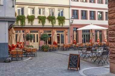 Frankfurt am Main, Almanya - 17 Ekim 2022: Frankfurt am Main caddeleri, modern ve tarihi mimarinin buluştuğu Almanya 'da güzel bir şehir. Sokak Kafesi.