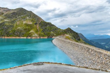 Avusturya Alp Dağları 'ndaki Finstertaler rezervuarı. Etrafı mavi sular ve güzel dağlarla çevrili.