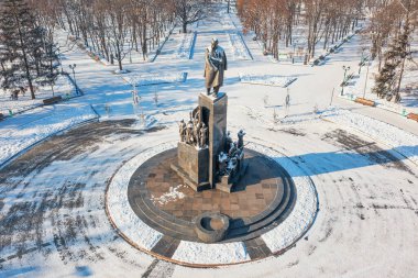 Kharkiv, Ukrayna - 20 Ocak 2021: Ukrayna 'nın merkezindeki Taras Shevchenko Anıtı' na havadan bakış