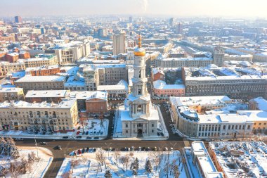 Kharkiv, Ukrayna - 20 Ocak 2021: Tarihi binalar ve şehir yönetimi ile kentin orta kesimine havadan bakış