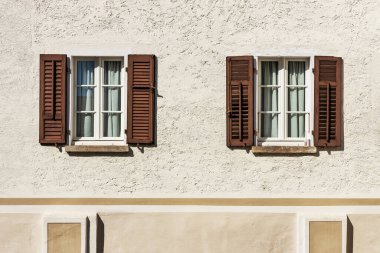 İki pencereli pürüzlü ev duvarı, tarihi mimari geçmişi var.