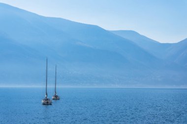 Ascona, İsviçre 'den mavi dağlarla çevrili güzel Lago Maggiore' ye bakın.