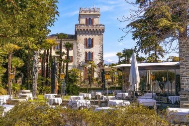 Baharın başlarında Ascona, Ticino, İsviçre 'deki sokak kafesi