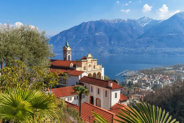 Baharın başlarında Locarno, Ticino, İsviçre 'de. Madonna del Sasso Kilisesi ve Lago Maggiore 'ye bakın..