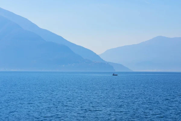 Θέα Στην Όμορφη Lago Maggiore Περιβάλλεται Από Μπλε Βουνά Από — Φωτογραφία Αρχείου