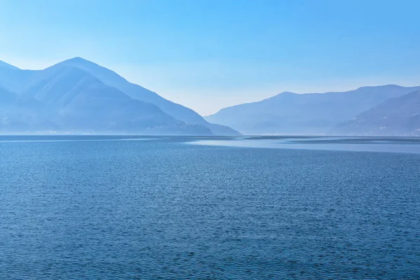 Θέα Στην Όμορφη Lago Maggiore Περιβάλλεται Από Μπλε Βουνά Από — Φωτογραφία Αρχείου