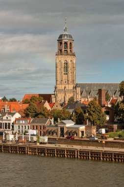 Deventer, Hollanda - 19 Eylül 2022: Hollanda 'nın Hanedan kenti Deventer Panoraması.