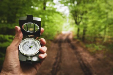 Eldeki pusula varış noktasını bul