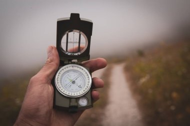 Eldeki pusula varış noktasını bul