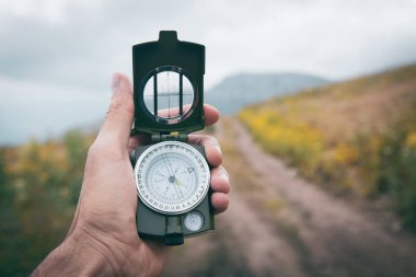 Eldeki pusula varış noktasını bul