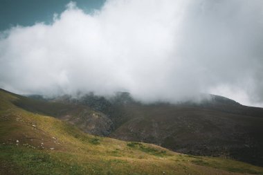 Dağlarda güzel bir gün batımı