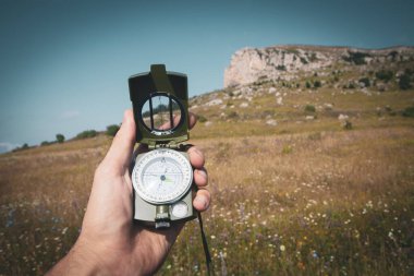 Eldeki pusula varış noktasını bul