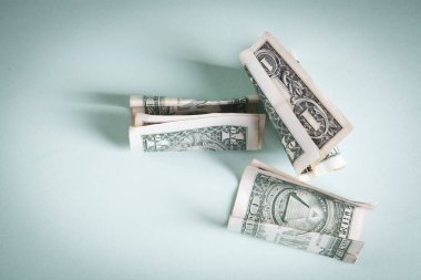 Tahta bir masanın üzerinde dolar banknotları