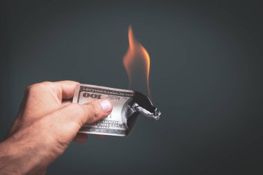 Bir dolar tutan el yanıyor.