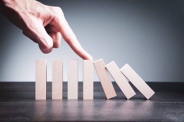 Küp blokları masaya düşmeyi durdurur.