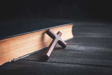 Kitabı aç ve masanın üzerinde çapraz yap.