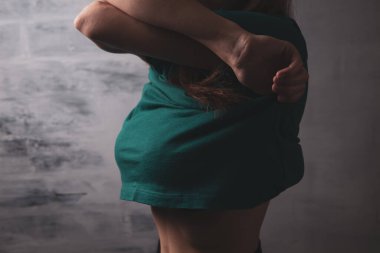 Seksi genç kadın elbiselerini çıkarıyor.