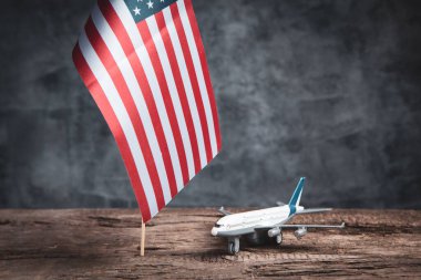 Amerikan bayrağı ve uçağı masada.