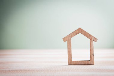 Masadaki küçük ev.