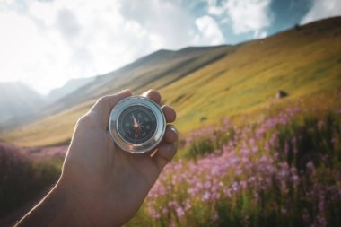 Eldeki pusula varış noktasını bul