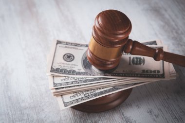 Yargıcın çekici ve parası masada.