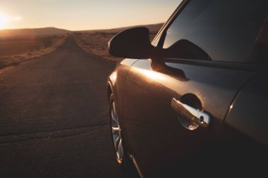 Uzun bir yolda arabayla seyahat etmek.