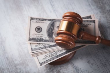 Yargıcın çekici ve parası masada.