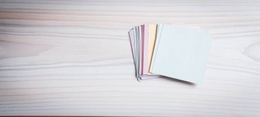 Masada notlar için küçük kağıt var.