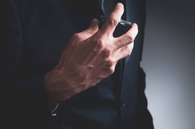 Parfüm kullanma, hoş kokunu giderme kavramı..