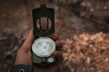 Eldeki pusula varış noktasını bul