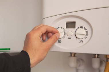 İşçi evde merkezi gaz ısıtıcısı kurmuş.